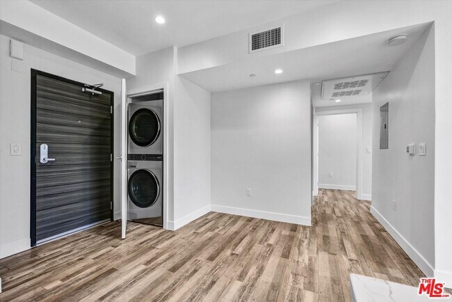 Building Photo - 1537 S Wilton Pl