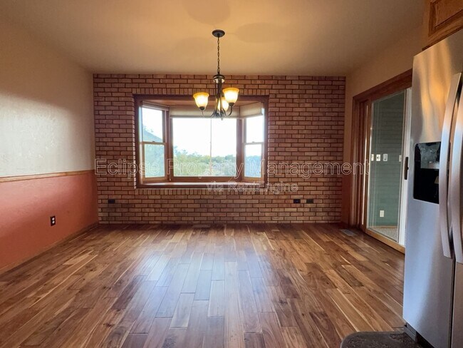 Building Photo - 2737 Sierra Vista Dr