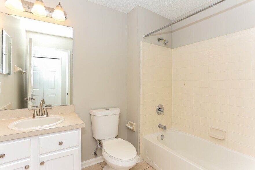 Building Photo - 3726 Woodbriar Dr