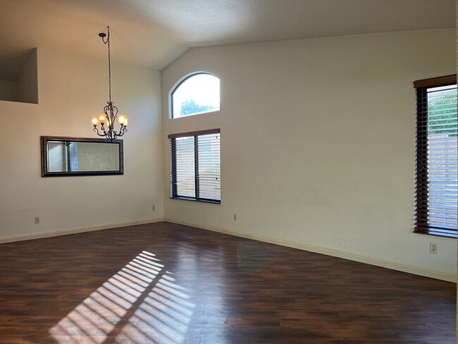 Building Photo - 187 W Amanda Ln