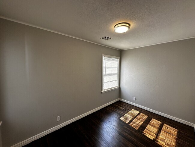 Building Photo - Charming 3-Bedroom Tulsa Home with Gleamin...