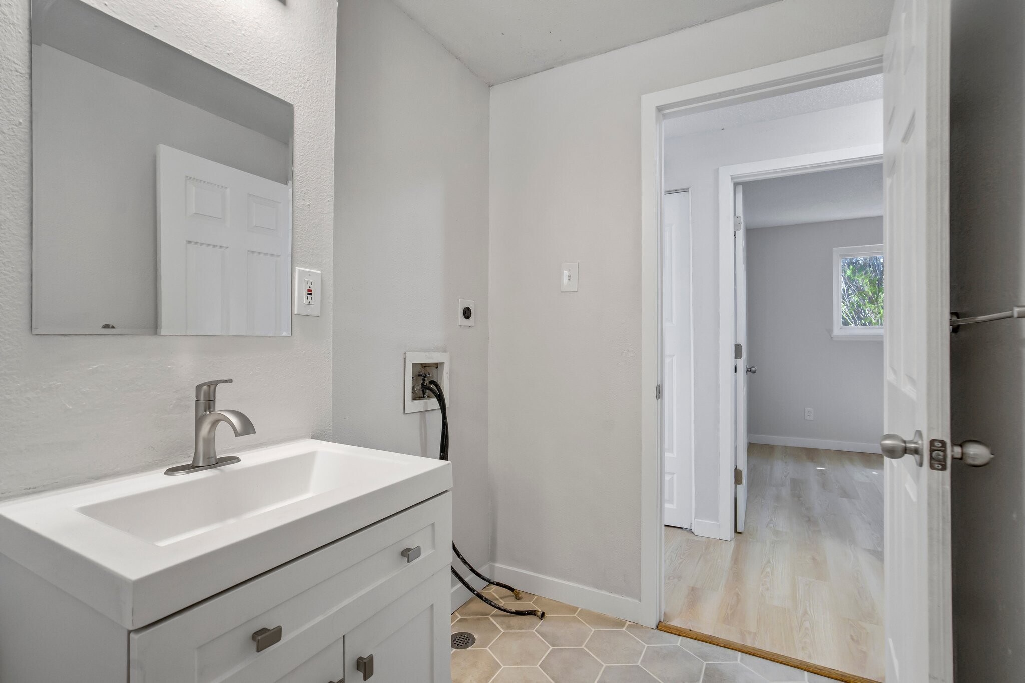 Building Photo - 2050 Del Mar Dr