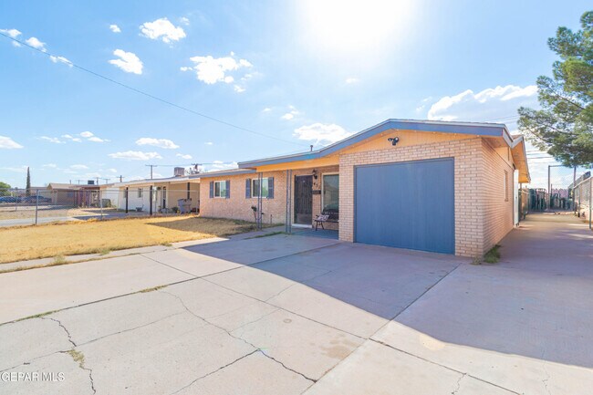 Building Photo - 451 Borrett St