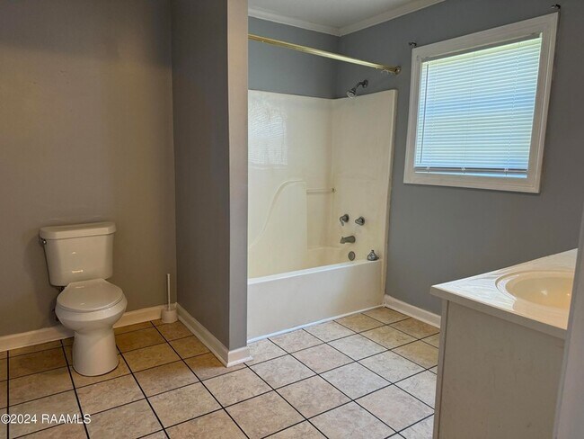 Building Photo - 528 Laurel St