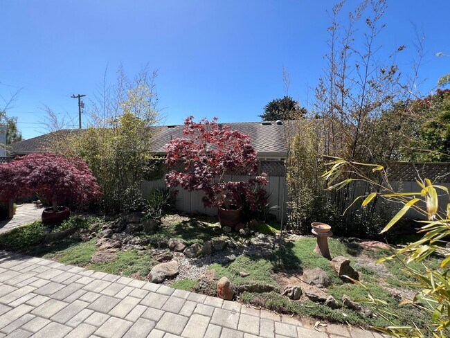 Building Photo - Charming 2BR/2BA Home Just Minutes from the Beach – Fully Landscaped, Spacious & Private