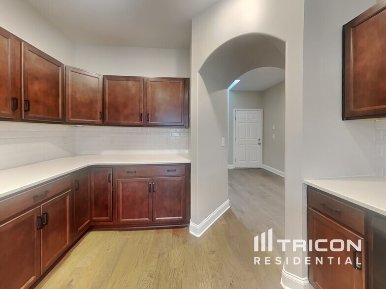 Building Photo - 1013 Wickshire Dr