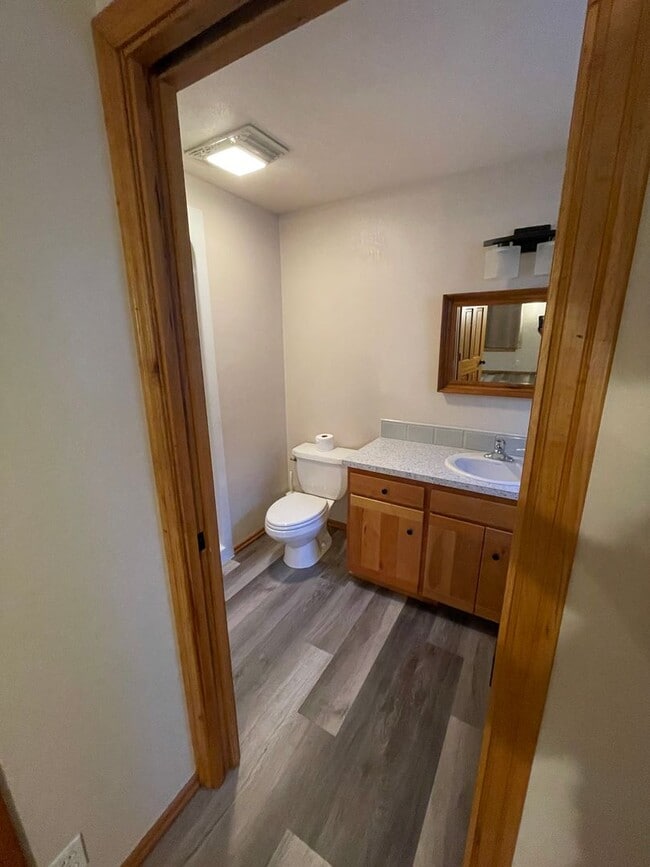 Building Photo - Beautifully updated 2 bedroom 2 bath house!