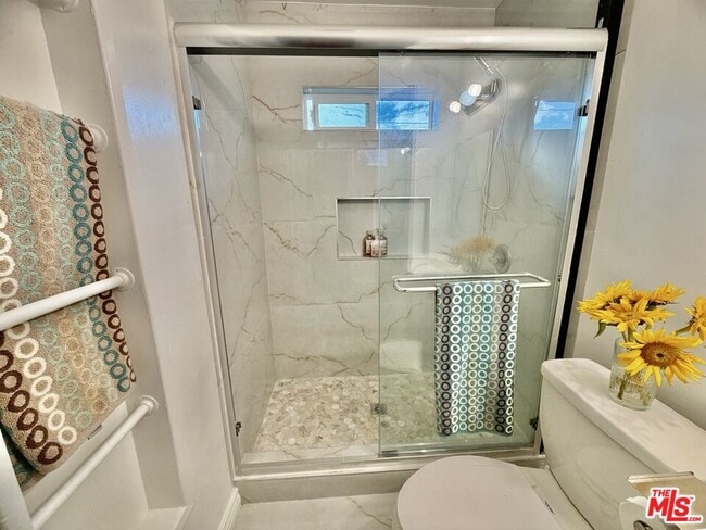 Building Photo - 2328 Pine St