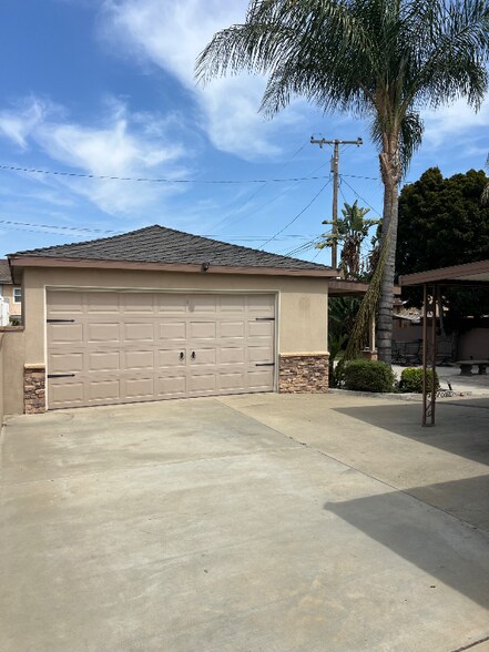Building Photo - 920 N San Antonio Ave