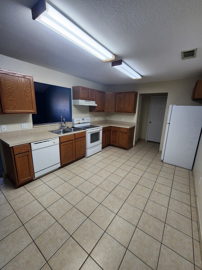 Building Photo - 3 bed 2 bath home, 1 car garage