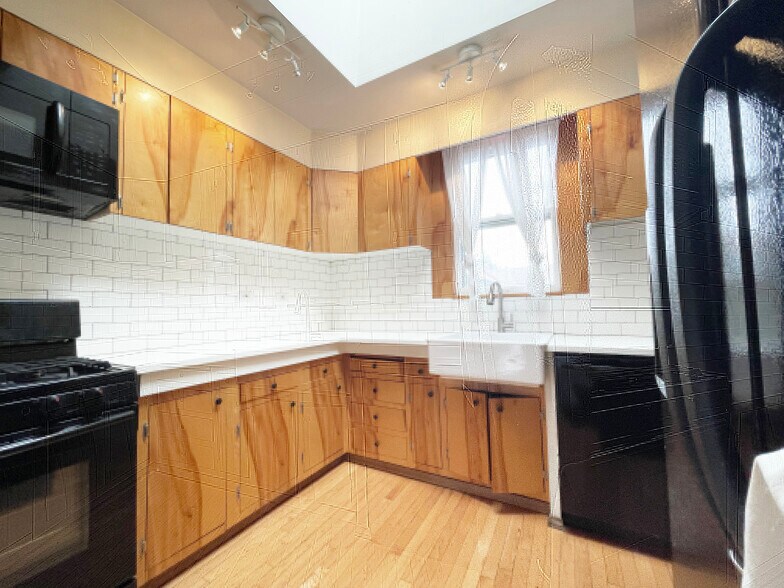 Building Photo - 5124 NE 35th Pl