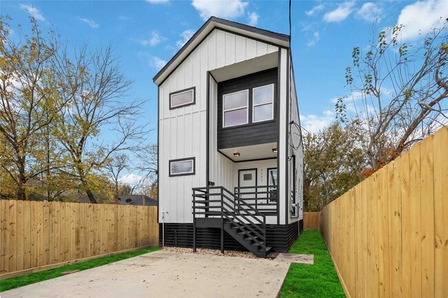 Building Photo - 2207 Des Chaumes St