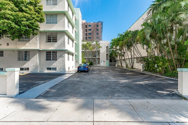 Primary Photo - 1751 Washington Ave