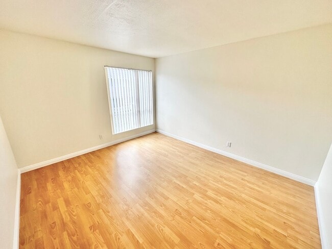 Building Photo - Spacious 1 Bedroom Condo on PCH