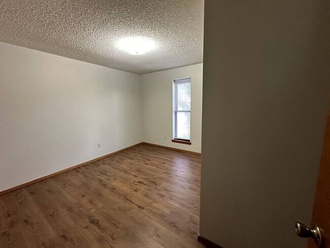 Building Photo - Introducing a charming 3-bedroom, 2-bathroom home located in Russellville, AR