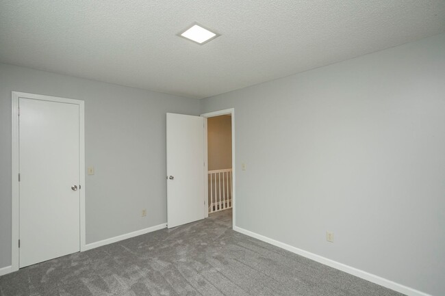 Building Photo - 127 Lakebrink Dr