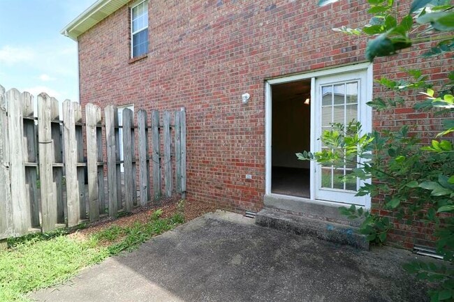 Building Photo - 2000 Tynewood Dr