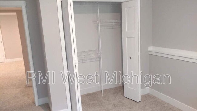 Building Photo - 546 W Elm St