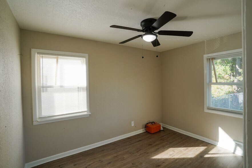 Building Photo - This beautifully updated 2-bedroom, 1-bath...