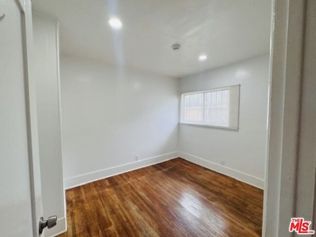 Building Photo - 1100 W 48th St