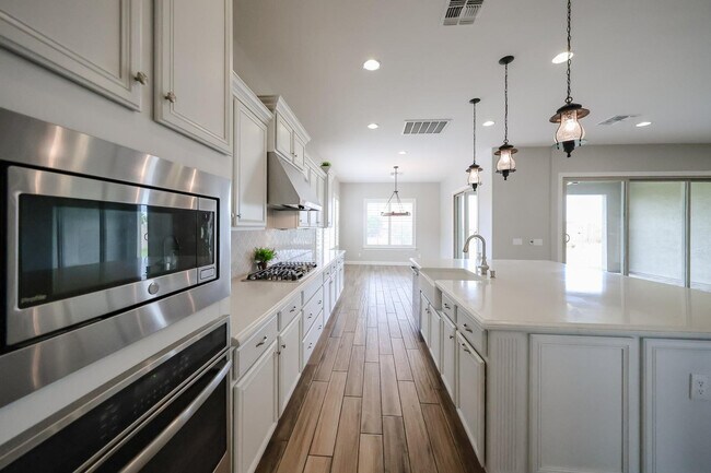 Building Photo - 1424 E Pedro Rd