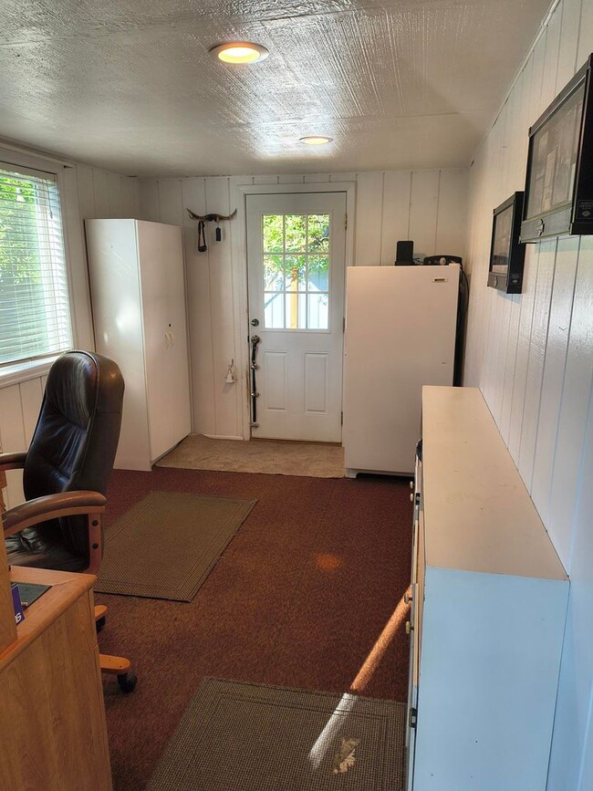 Building Photo - Spacious 4 bed, 2.5 bath with HEATED POOL ...