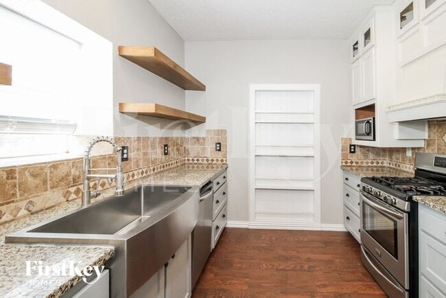 Building Photo - 2804 Pinnacle Dr