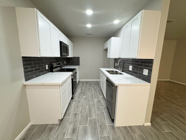 Building Photo - 585 Langham Rd