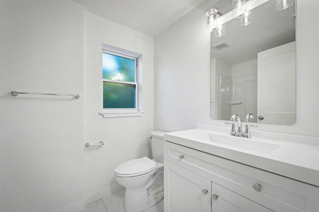 Building Photo - 5827 Ansley St
