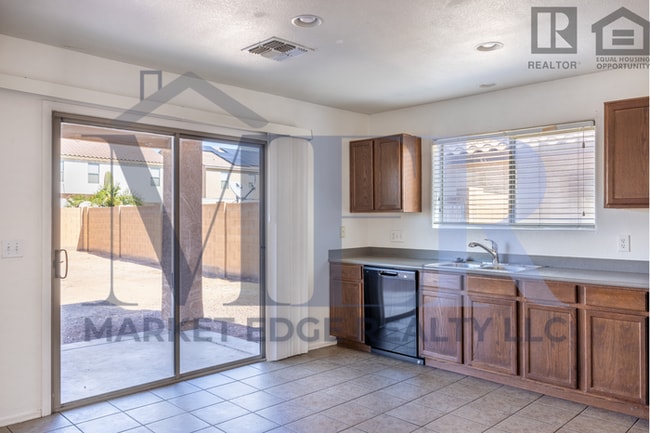 Building Photo - 3Bed/2.5Bath House at Honeycutt Ave/Hogene...