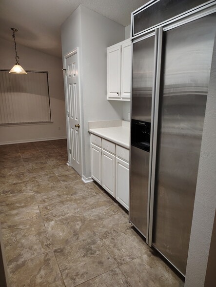 Kitchen - 574 Rough Leaf Ln