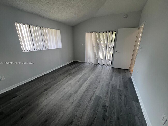 Building Photo - 2550 SW 18th Terrace