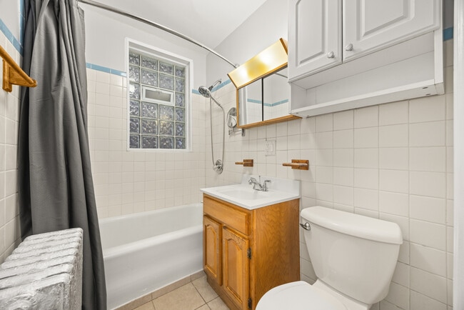 Building Photo - 2443 W Gunnison St