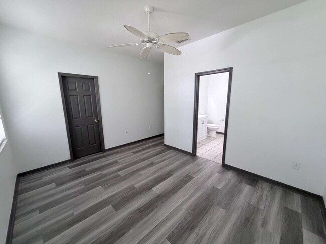 Building Photo - 1065 Viewpoint Way