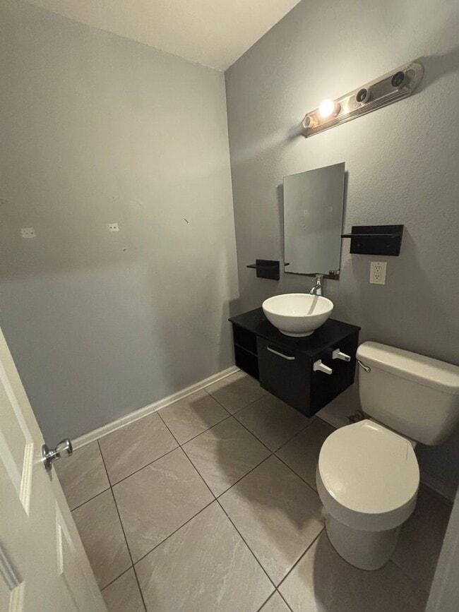 Building Photo - 3 Bedroom Unit in Highland!