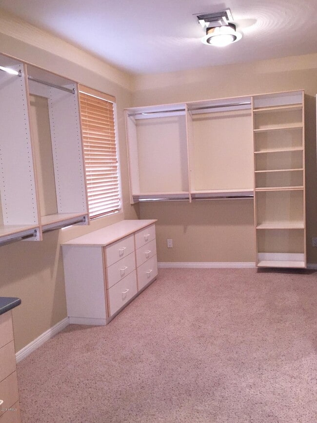 Building Photo - 610 E Malibu Dr