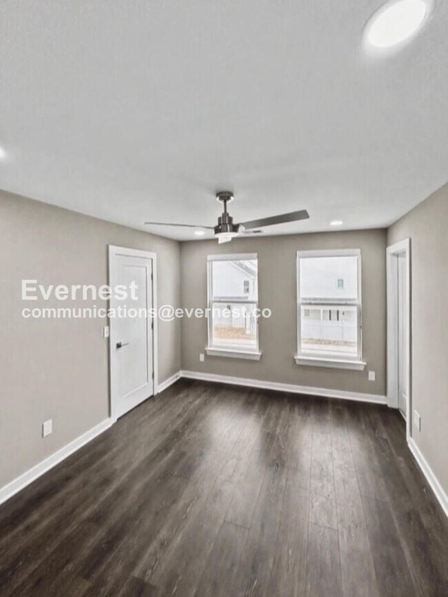 Building Photo - Limited Time Special Offer! / 3 Bed/2.5 Bath Townhome with Off-Street Parking / Pet-Friendly / Av...