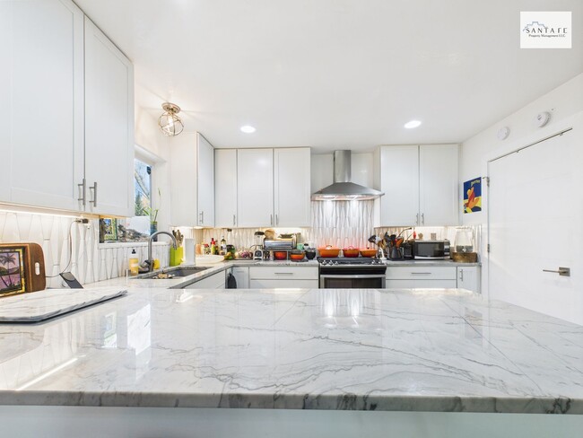 Building Photo - Beautifully Furnished and Equipped Propert...