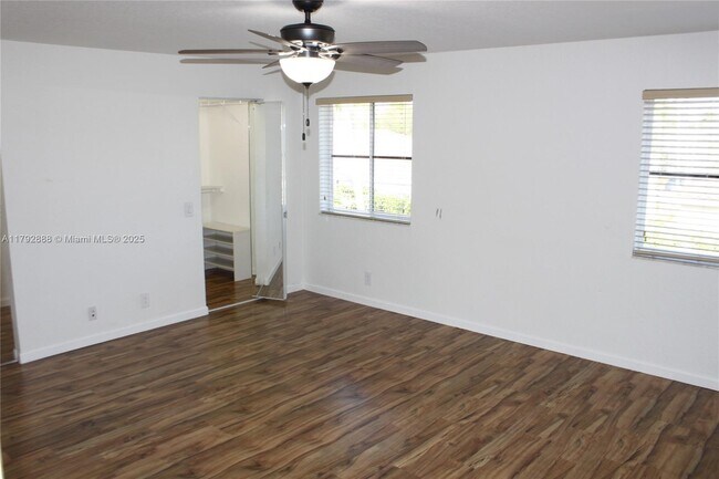 Building Photo - 947 Nandina Dr