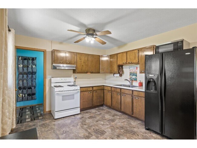 Building Photo - 9457 Saratoga Ln N