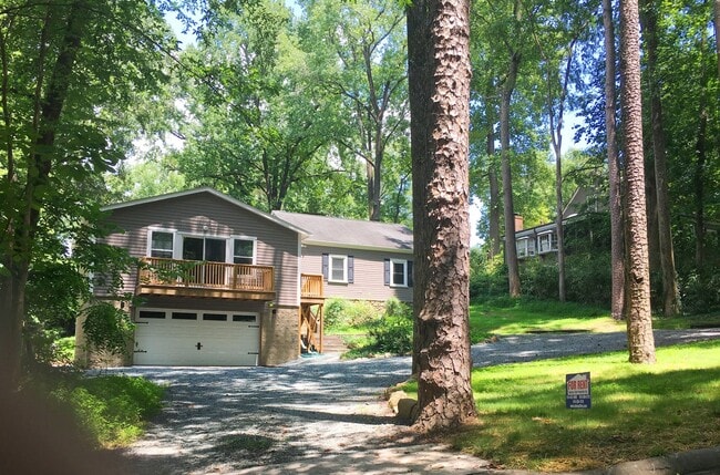 Building Photo - Sleek and Stylish, newly renovated 2 bedro...