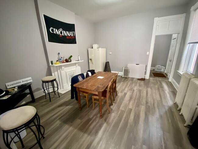 Building Photo - 7 bedroom/ 3bath Mins. from UC + Med Campu...