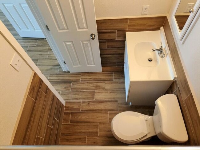 Building Photo - Two bedroom fully remodeled with refrigerated air