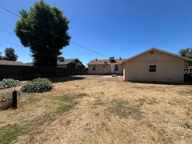 Building Photo - Fully remodeled 2 bedrooms and 1 bathroom, single-story home in Visalia, CA!