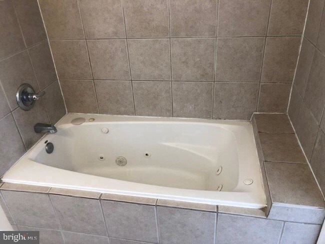 Building Photo - 2419 Callow Ave