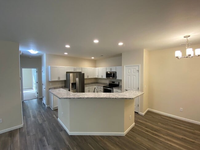 Building Photo - 3 Bedroom 2 Bath Single story end unit.
