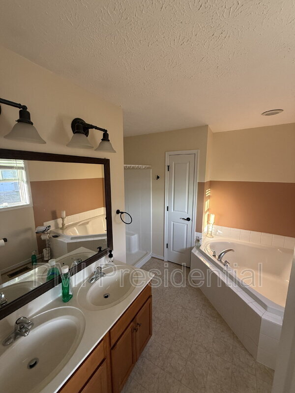 Building Photo - 1041 Greenview Dr