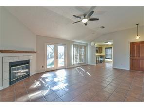 Building Photo - ADORABLE 3-2-2 in the Colonial Estates Subdivision.