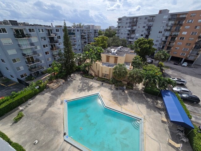 Building Photo - Three Horizons North