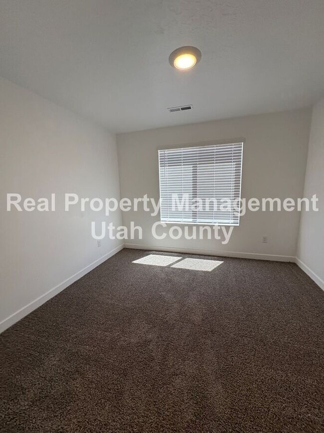 Building Photo - 837 E Oakum Ln